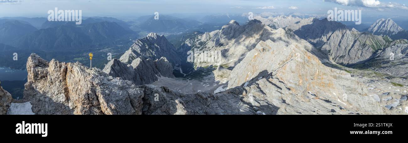 Alpenpanorama, Gipfelkreuz, Luftansicht, Zugspitze, Hochgebirge, Bayern, Deutschland, Europa Stockfoto