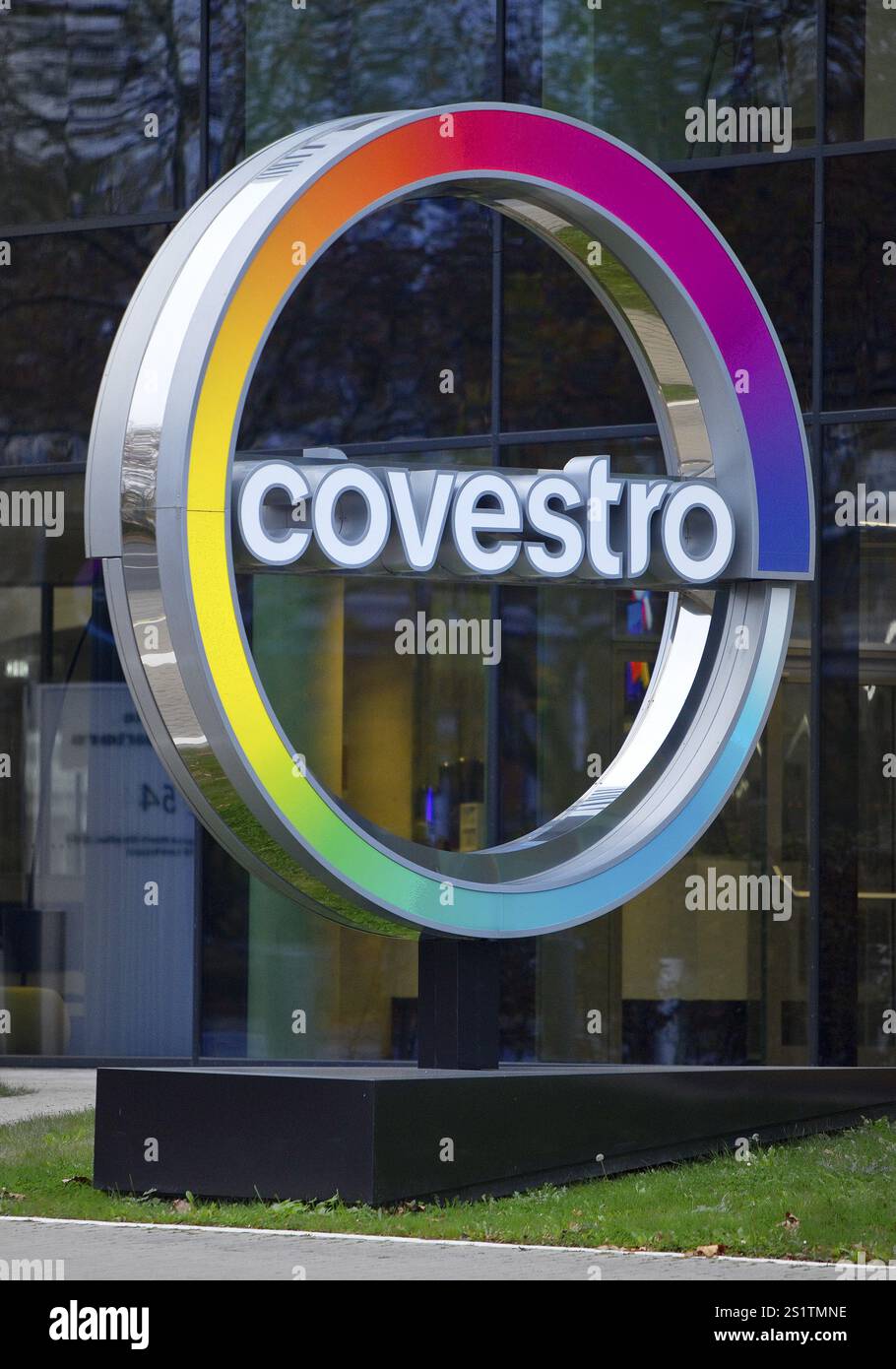 Covestro AG, Firmenlogo vor dem Firmensitz in der Abenddämmerung, Leverkusen, Bergisches Land, Nordrhein-Westfalen, Deutschland, Europa Stockfoto