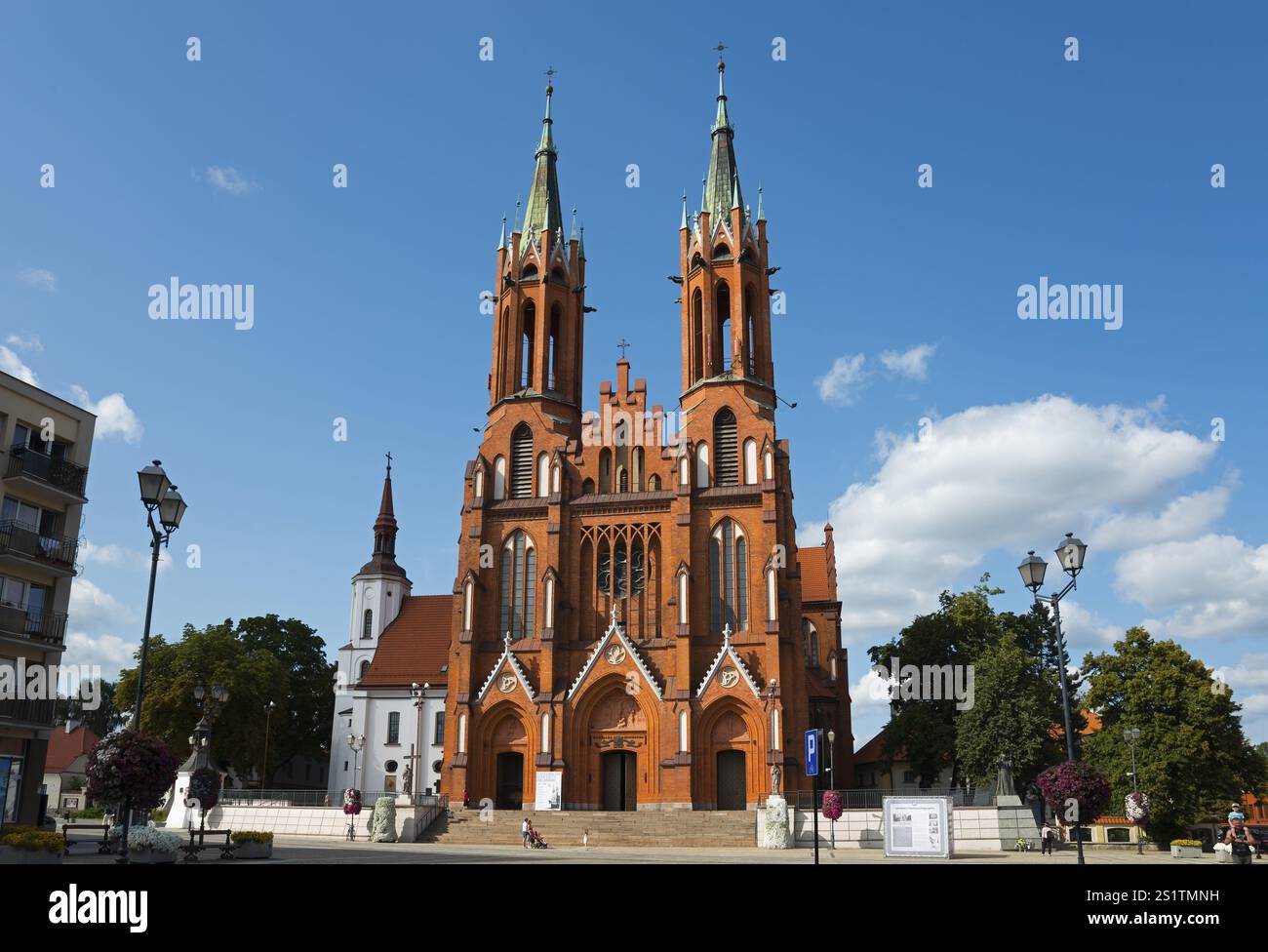 Rote Backsteinkirche mit zwei Türmen und Nebengebäuden unter bewölktem Himmel, Kirche der Seligen Jungfrau Maria, BiaNystok, Bialystock, Bjelostock, Podlaskie Stockfoto