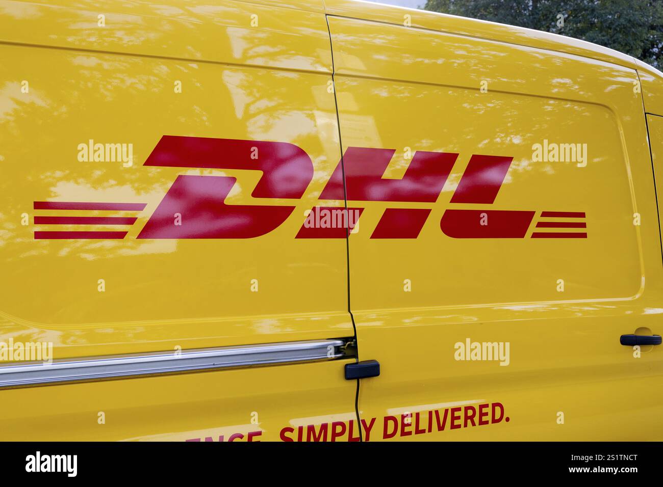 WETZLAR, Deutschland - 01.10.2021: DHL-Logo auf einem gelben DHL-Lkw. DHL ist Eigentum der Deutschen Post Stockfoto