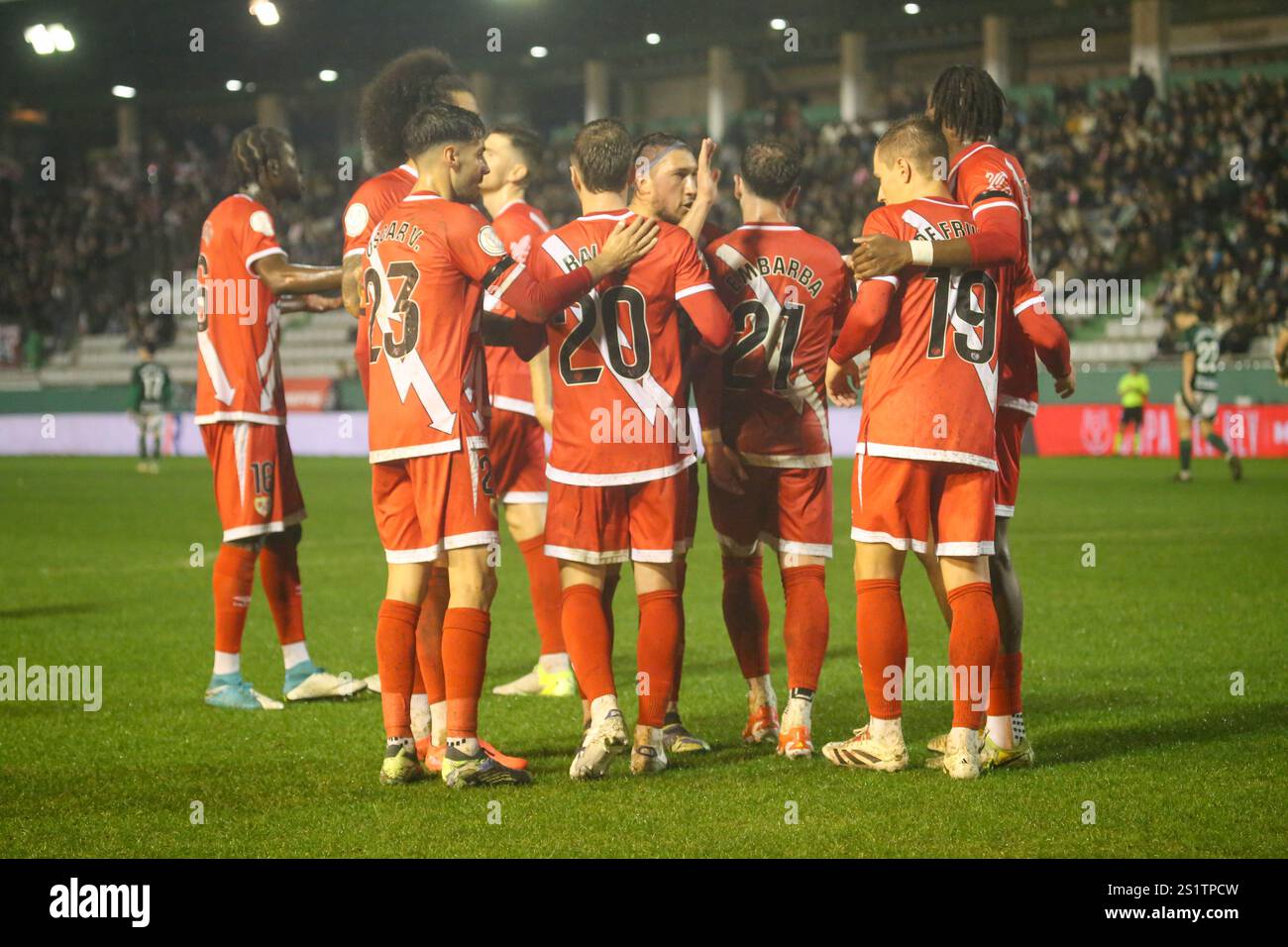 Ferrol, Spanien. Januar 2025. Rayo Vallecano-Spieler feiern das zweite Tor beim Finale der Copa de SM El Rey 1/16 2024-25 zwischen Racing Club de Ferrol und Rayo Vallecano de Madrid am 03. Januar 2025 in Einem Malata-Stadion in Ferrol, Spanien. (Foto: Alberto Brevers/Pacific Press) Credit: Pacific Press Media Production Corp./Alamy Live News Stockfoto