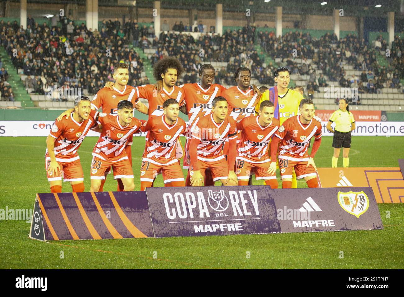 Ferrol, Spanien. Januar 2025. Die Startelf von Rayo Vallecano während der Finalspiele 1/16 der Copa de SM El Rey 2024-25 zwischen Racing Club de Ferrol und Rayo Vallecano de Madrid am 03. Januar 2025 in Einem Malata-Stadion in Ferrol, Spanien. (Foto: Alberto Brevers/Pacific Press) Credit: Pacific Press Media Production Corp./Alamy Live News Stockfoto