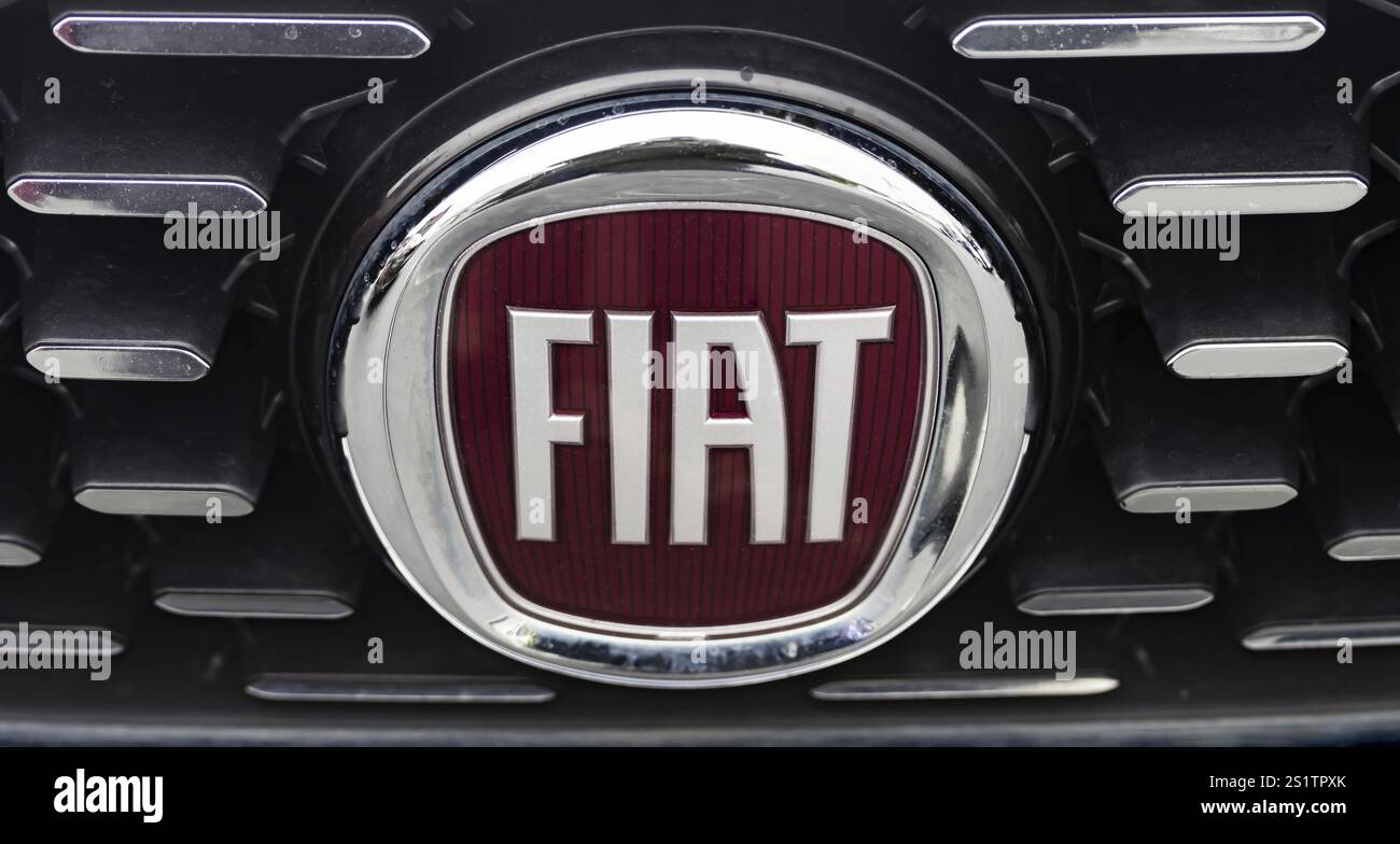 WETZLAR, DEUTSCHLAND 23.04.2022: FIAT-LOGO. Gegründet 1899 in Italien, war 2013 der zweitgrößte europäische Autohersteller nach produzierten Stückzahlen und der sieben Stockfoto