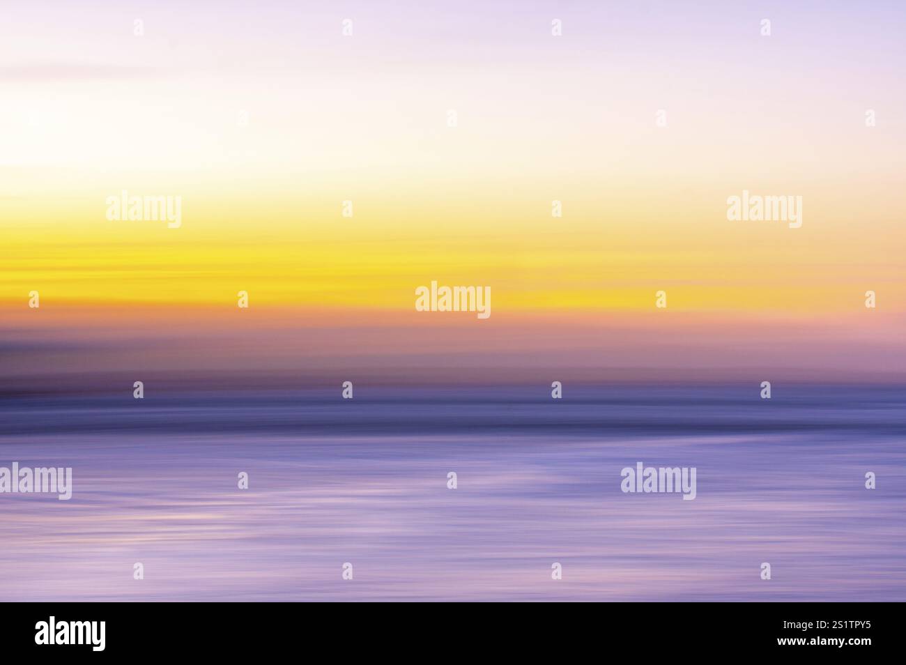 Farbenfroher Hintergrund wie eine traumhafte Landschaft mit violett und gelb. Farbenfroher Hintergrund wie eine traumhafte Landschaft Stockfoto