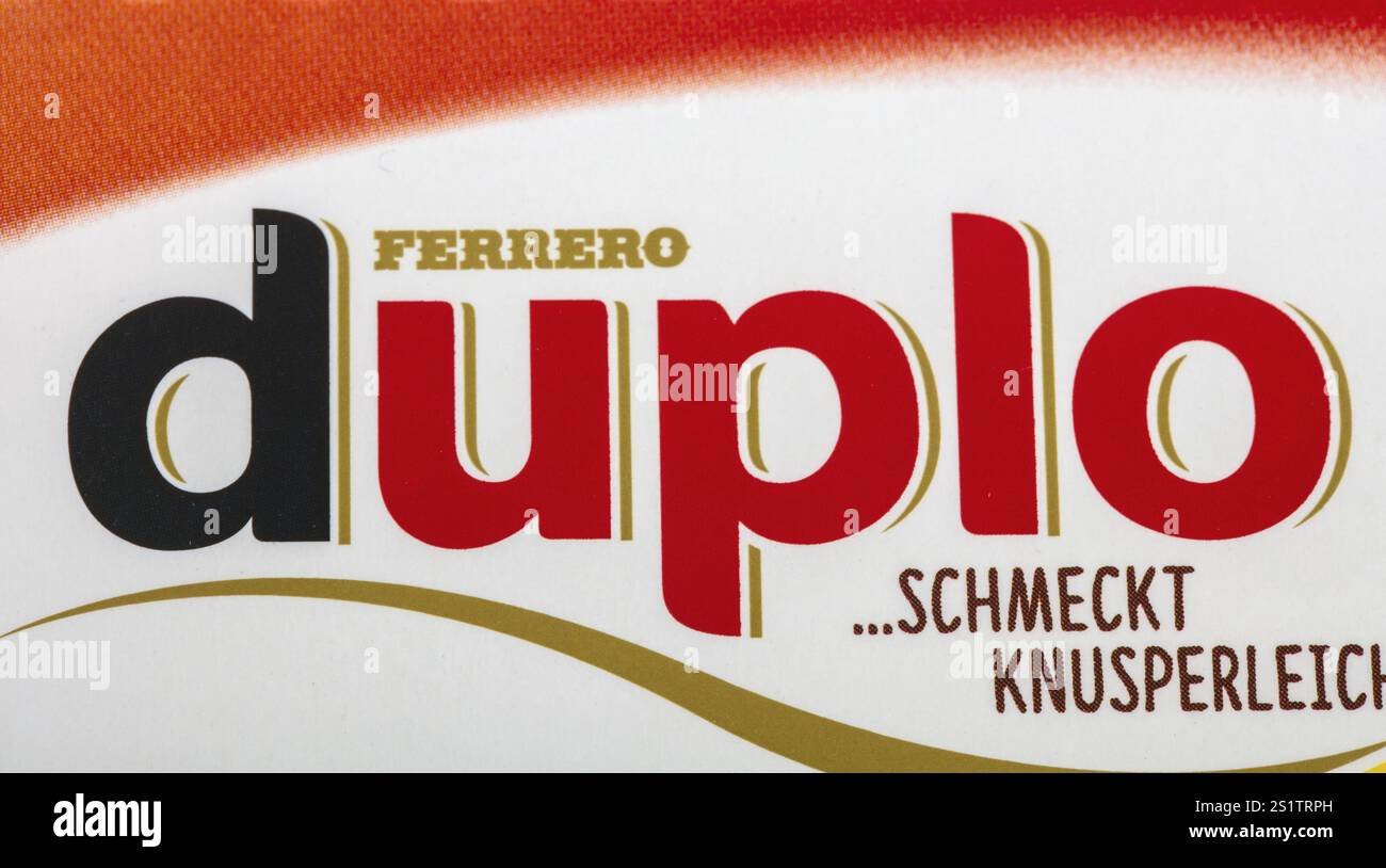 HUETTENBERG, Deutschland - 11. FEBRUAR 2022: Logo von Duplo Chocolate im Detail. Duplo-Stangen werden von Ferrero hergestellt Stockfoto