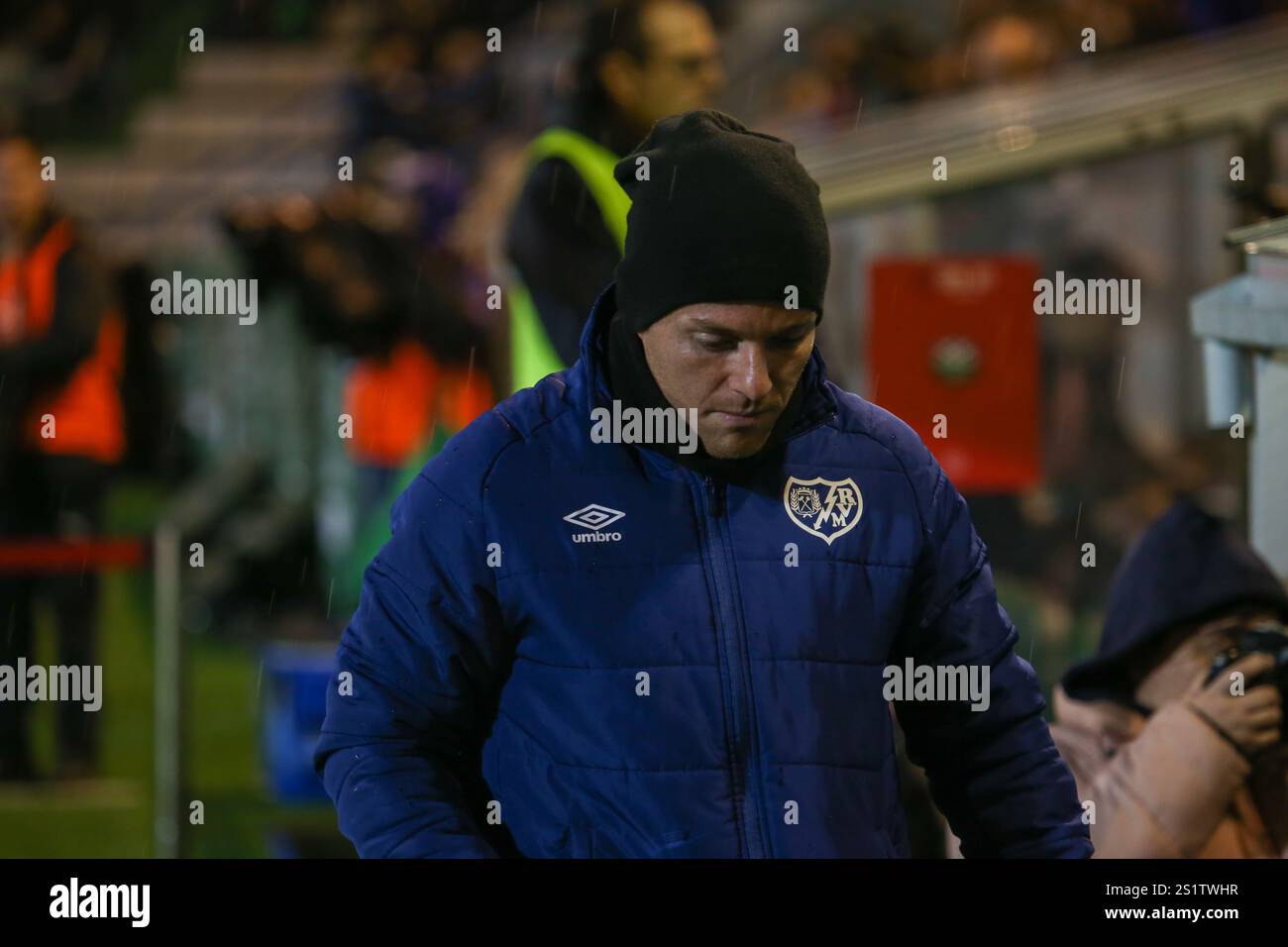 Ferrol, Galicien, Spanien. Januar 2025. Ferrol, Spanien, 3. Januar 2025: Rayo Vallecanos Spieler Isaac PalazÃ³n ''ISI'' (7) geht 2024-25 am 3. Januar 2025 in Einem Malata-Stadion in Ferrol, Spanien, bei den Finalen der Copa de SM El Rey 1/16 zwischen Racing Club de Ferrol und Rayo Vallecano de Madrid auf die Bank. (Kreditbild: © Alberto Brevers/Pacific Press via ZUMA Press Wire) NUR REDAKTIONELLE VERWENDUNG! Nicht für kommerzielle ZWECKE! Stockfoto