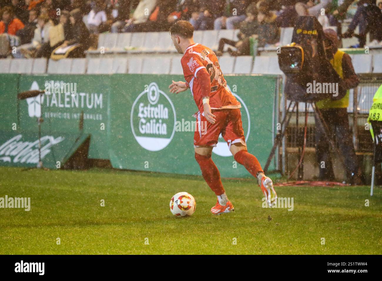 Ferrol, Galicien, Spanien. Januar 2025. Ferrol, Spanien, 3. Januar 2025: Rayo Vallecano's Spieler Adrian Embarba (21) mit dem Ball während der Finalspiele 1/16 der Copa de SM El Rey 2024-25 zwischen Racing Club de Ferrol und Rayo Vallecano de Madrid am 3. Januar 2025 in Einem Malata-Stadion in Ferrol, Spanien. (Kreditbild: © Alberto Brevers/Pacific Press via ZUMA Press Wire) NUR REDAKTIONELLE VERWENDUNG! Nicht für kommerzielle ZWECKE! Stockfoto