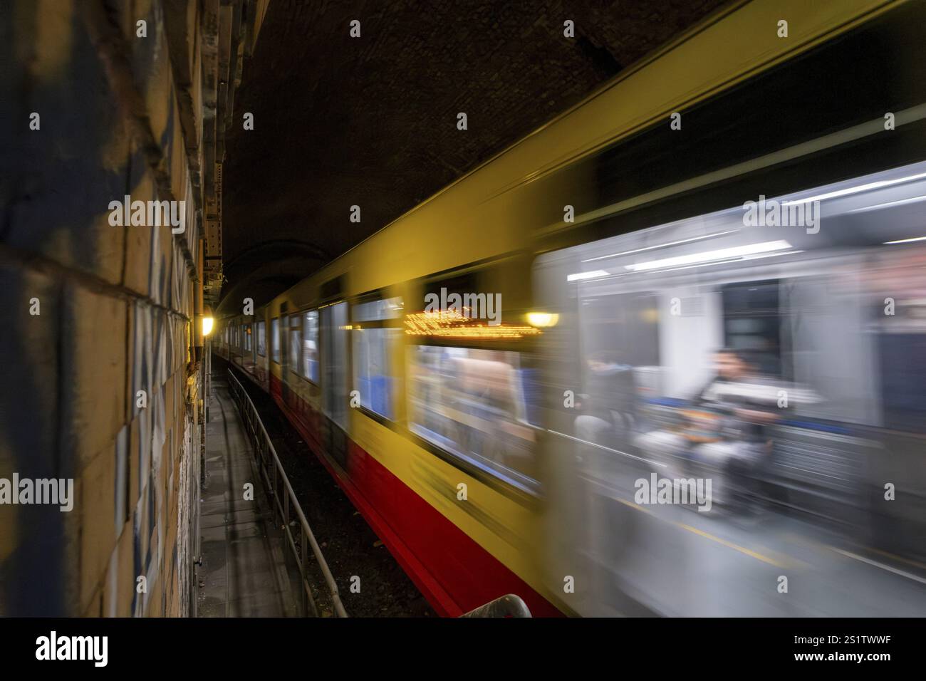 Deutschland, Berlin, 03.12.2024, S-Bahn-Tunnel unter der Brücke Schönauser Allee, S-Bahn-Zug, Europa Stockfoto