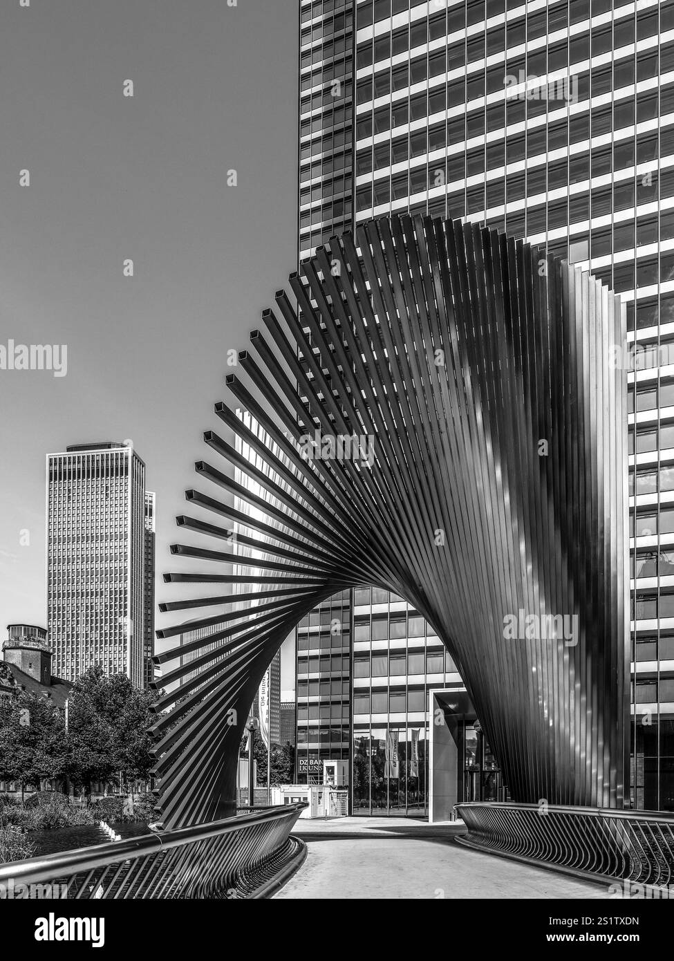 Moderne architektonische Skulptur vor einem Hochhaus in städtischer Umgebung Stockfoto