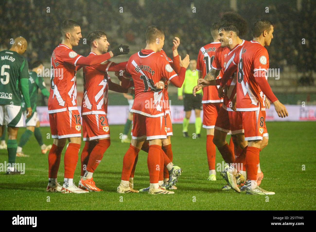 Ferrol, Galicien, Spanien. Januar 2025. Ferrol, Spanien, 3. Januar 2025: Rayo Vallecano Spieler feiern das dritte Tor beim Finale der Copa de SM El Rey 1/16 2024-25 zwischen Racing Club de Ferrol und Rayo Vallecano de Madrid am 3. Januar 2025 in Einem Malata-Stadion in Ferrol, Spanien. (Kreditbild: © Alberto Brevers/Pacific Press via ZUMA Press Wire) NUR REDAKTIONELLE VERWENDUNG! Nicht für kommerzielle ZWECKE! Stockfoto