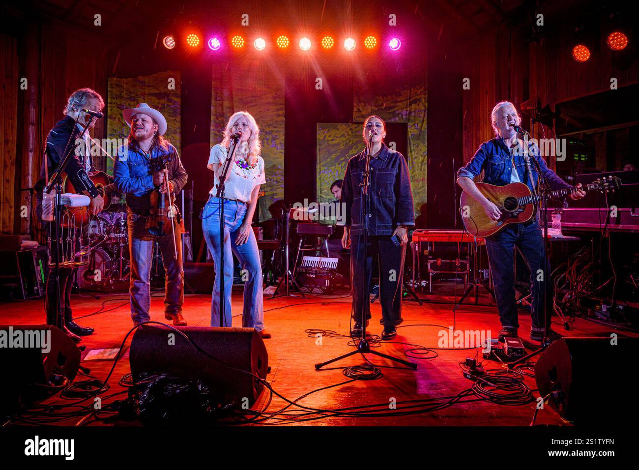Inuk-Sängerin Elisapie singt mit Blue Rodeo, Canmore Folk Music Festival Stockfoto