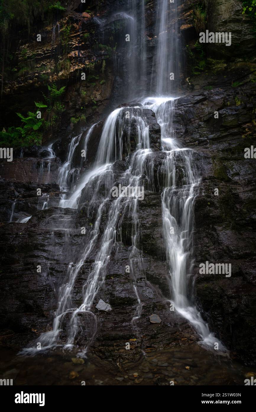 Wasserfall Santo Estevo do Ermo im Frühling, Barreiros, Provinz Lugo, Galicien, Spanien. Stockfoto