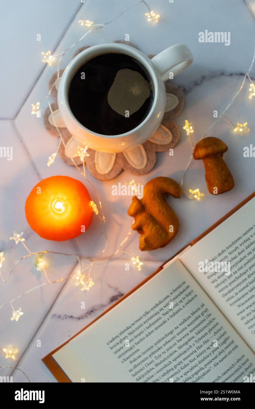 Gemütlicher Herbstmorgen mit einer Tasse Kaffee, Kerzen und Märchen zu Hause. Stockfoto