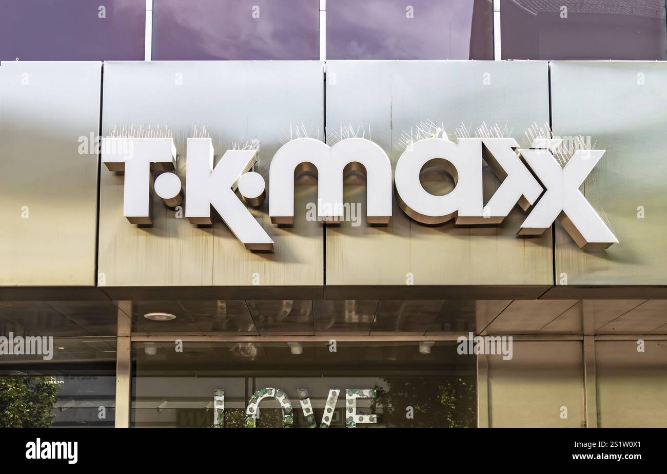 GIESSEN, Deutschland 21.09.2021: Logo TK Maxx Store. Große Marken zu kleinen Preisen, von Mode-Accessoires für Herren und Damen bis hin zu Haushaltswaren Stockfoto