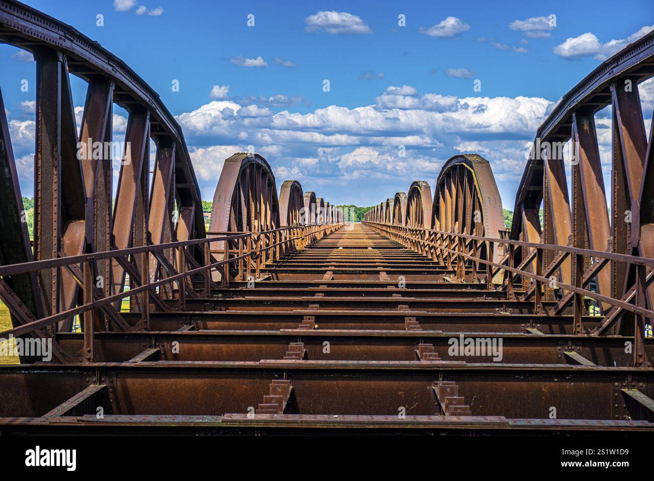 Historische Eisenbahnbrücke in Doemitz, die an der Elbe endet und als Denkmal für Krieg und Teilung in Deutschland steht. Historische Eisenbahnbrücke in Doemitz Stockfoto