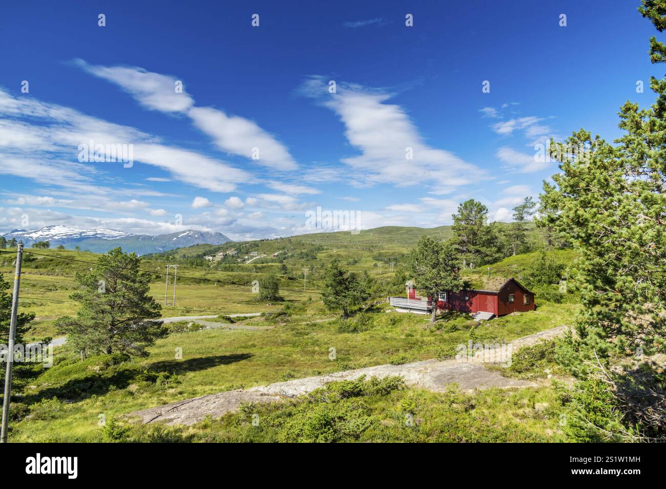 Wunderschöne Landschaft in Norwegen mit Sommerwetter und Sonnenschein. Wunderschöne Landschaft in Norwegen mit Sommerwetter und Sonnenschein Stockfoto