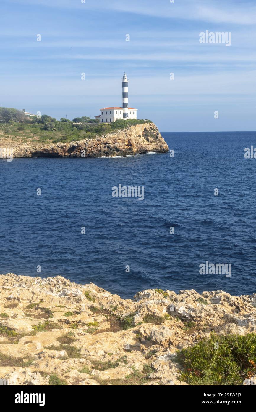 Malerischer Blick auf den Leuchtturm von portocolom auf einer Klippe mit Blick auf das mittelmeer in mallorca, spanien Stockfoto