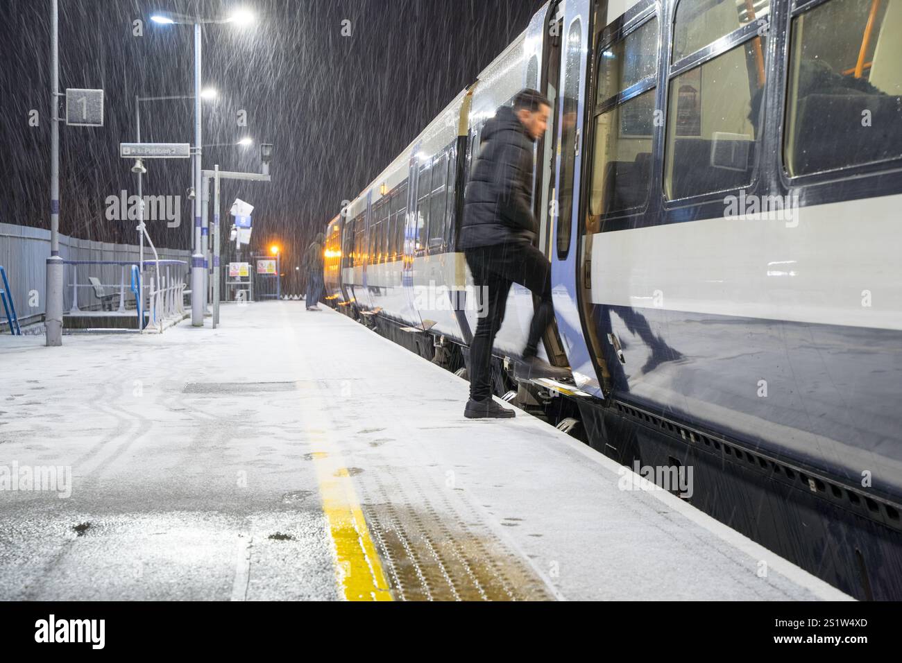 London Greenwich, Großbritannien. Januar 2025. Wetter in Großbritannien: Der erste Schnee traf London dieses Wochenende, wo der südöstliche Zug scheinbar normal verkehrte, Südostengland. Quelle: Glosszoom/Alamy Live News Stockfoto