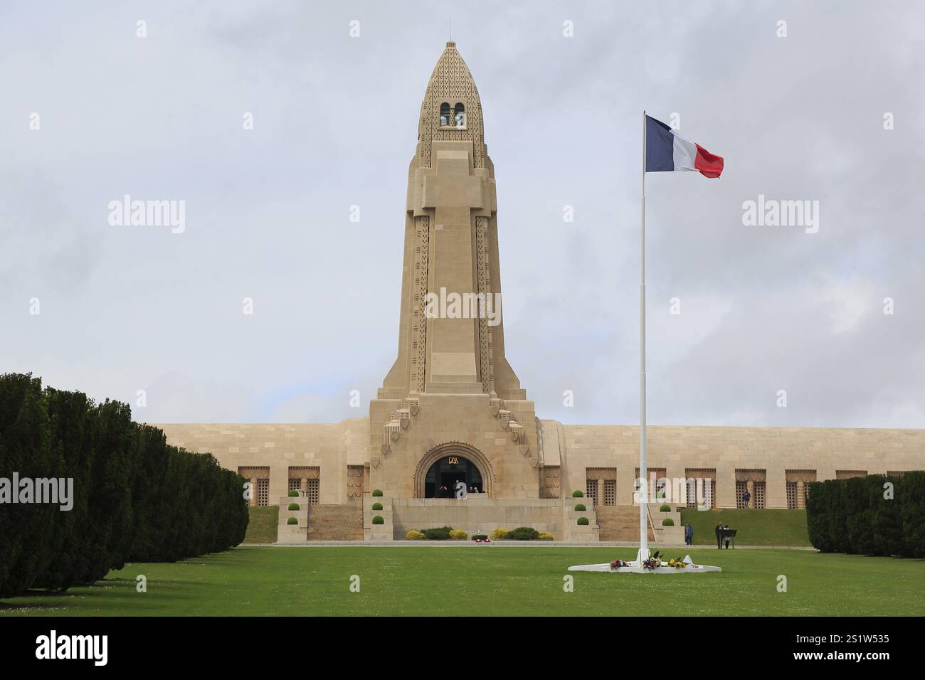 Ossuary Ossuaire de Douaumont zum Gedenken an die Schlacht von Verdun, Maas, Frankreich, Europa Stockfoto