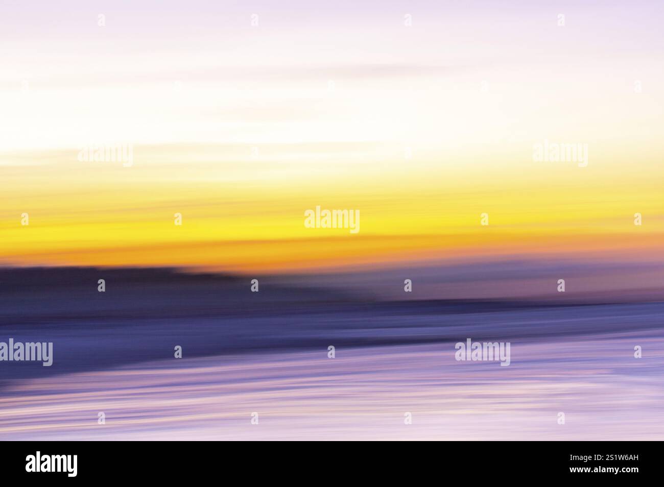 Farbenfroher Hintergrund wie eine traumhafte Landschaft mit violett und gelb. Farbenfroher Hintergrund wie eine traumhafte Landschaft Stockfoto