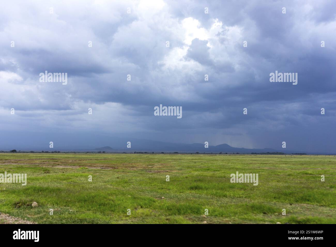 Wunderschöne Landschaft mit Wolken und Regen in Kenia in Afrika. Wunderschöne Landschaft mit Wolken in Kenia Stockfoto