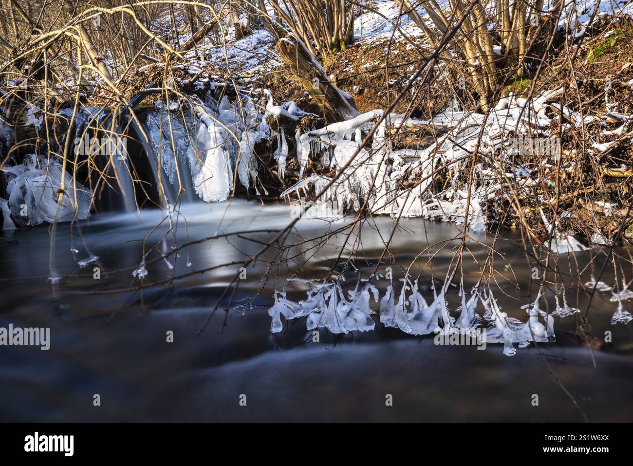 Creek mit gefrorenen Wasserskulpturen im Winter Stockfoto