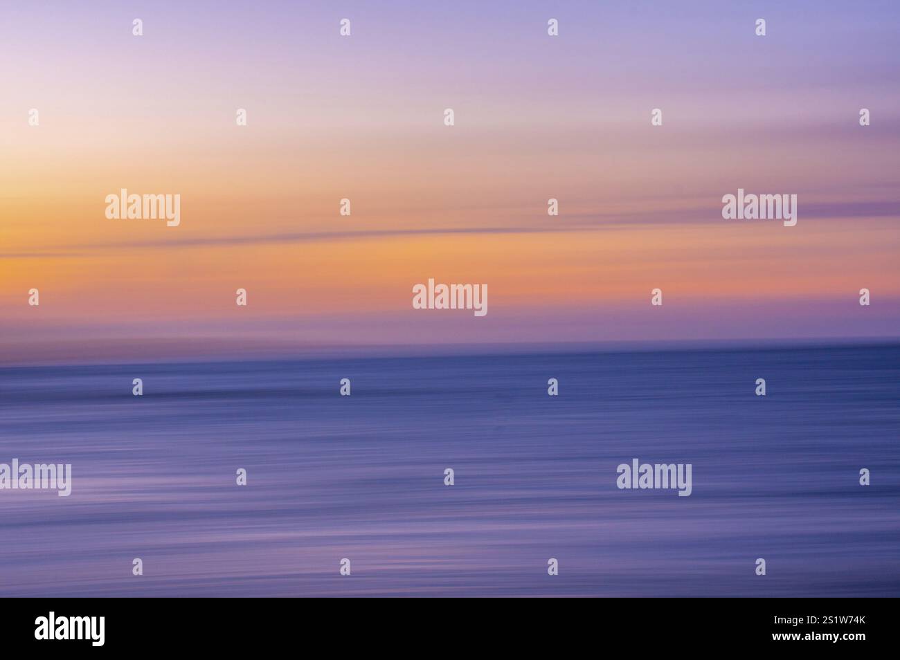 Farbenfroher Hintergrund wie eine traumhafte Landschaft mit Lila und Orange. Farbenfroher Hintergrund wie eine traumhafte Landschaft Stockfoto