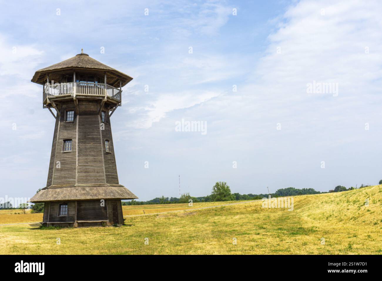 Landschaftsfoto des Naturschutzgebiets Elbeauen in Gartow in Wendland im Sommer mit einem Turm, um Vögel zu beobachten. Landschaft in der Nähe der großen Elbe i Stockfoto