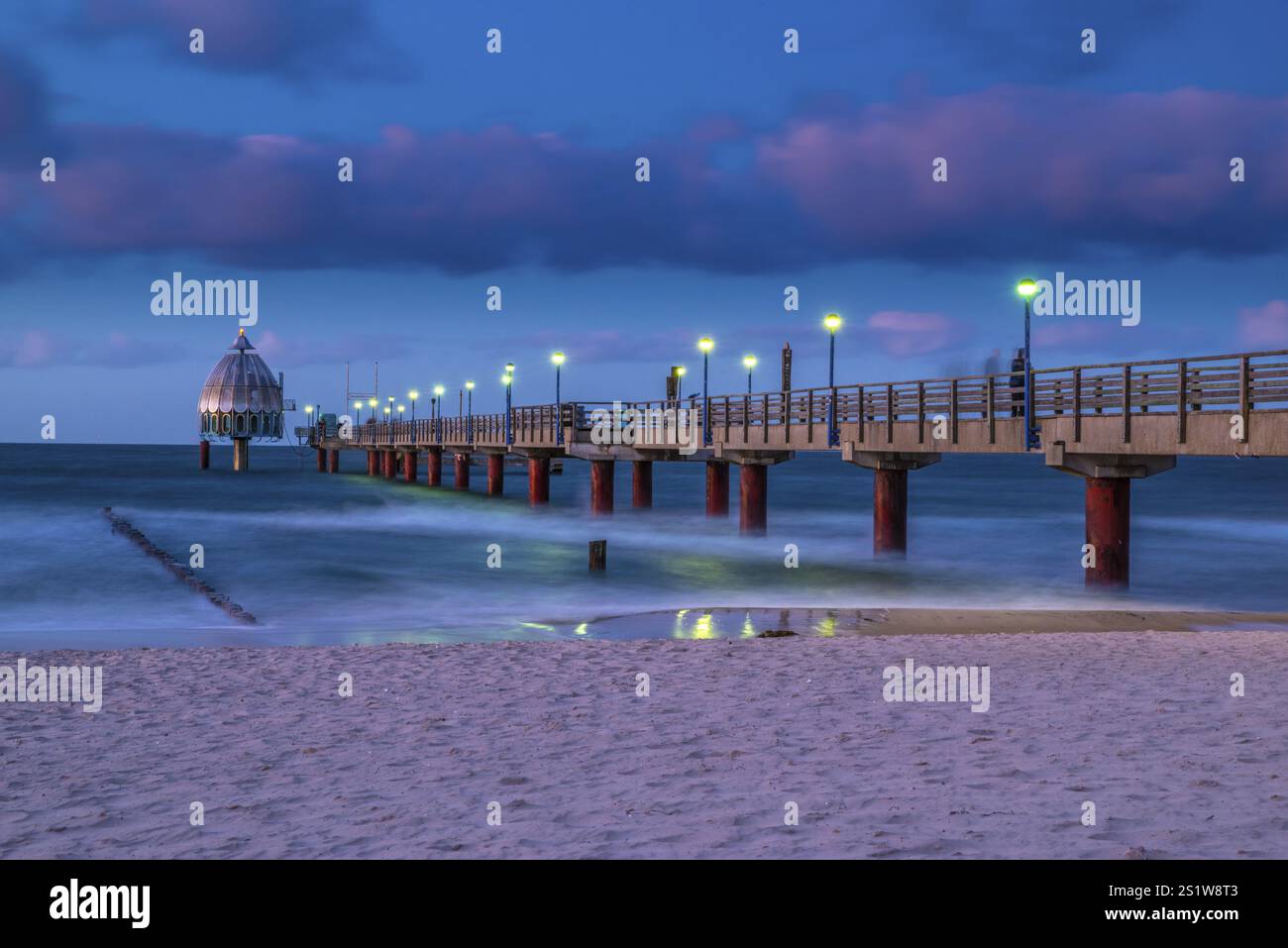 Stürmischer Abend an der Küste der Ostsee an einem Herbsttag mit der Seebrücke in Zingst und wunderschönem Himmel. Nacht an der Küste der Ostsee auf einer A Stockfoto