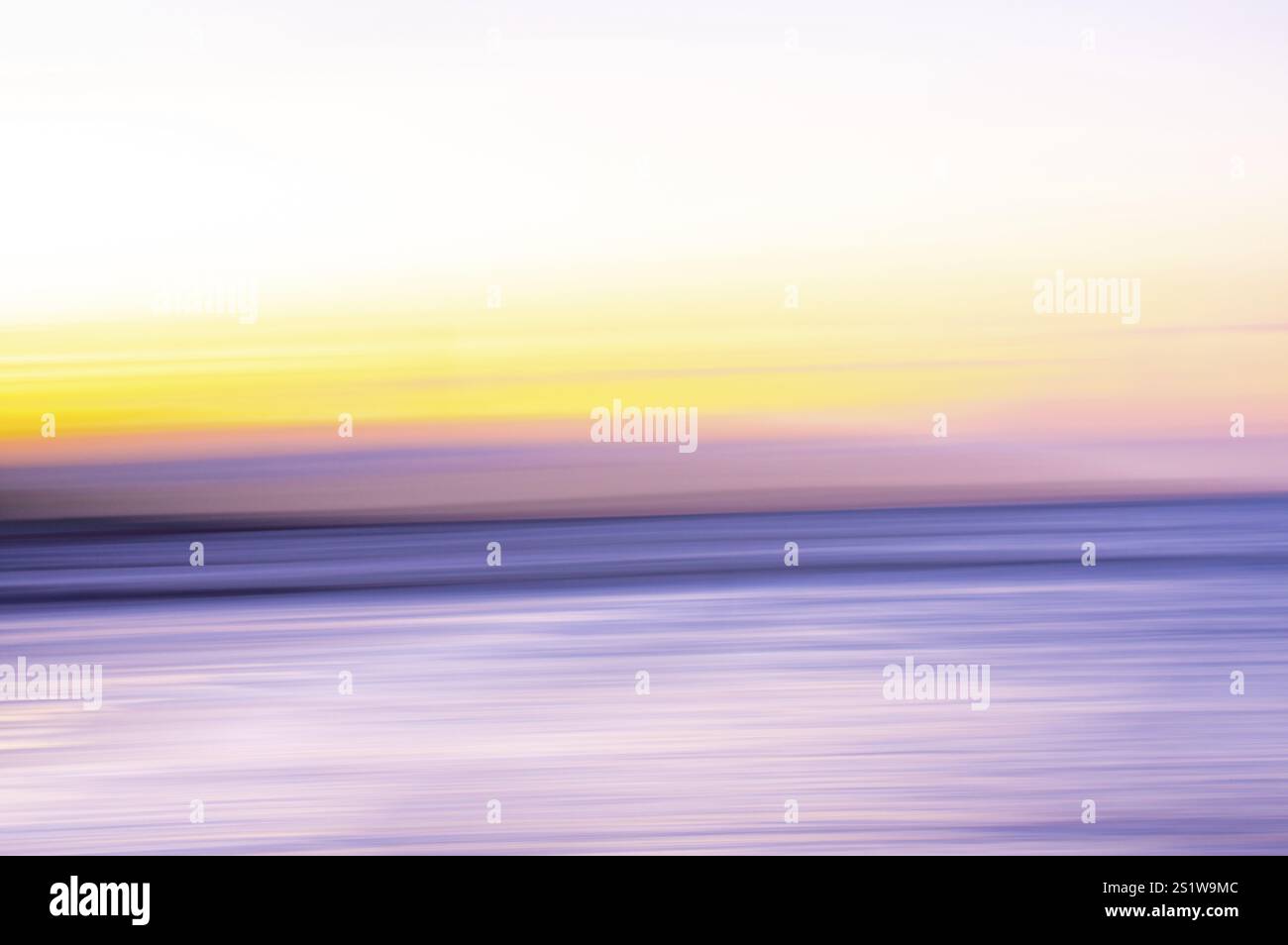 Farbenfroher Hintergrund wie eine traumhafte Landschaft mit violett und gelb. Farbenfroher Hintergrund wie eine traumhafte Landschaft Stockfoto