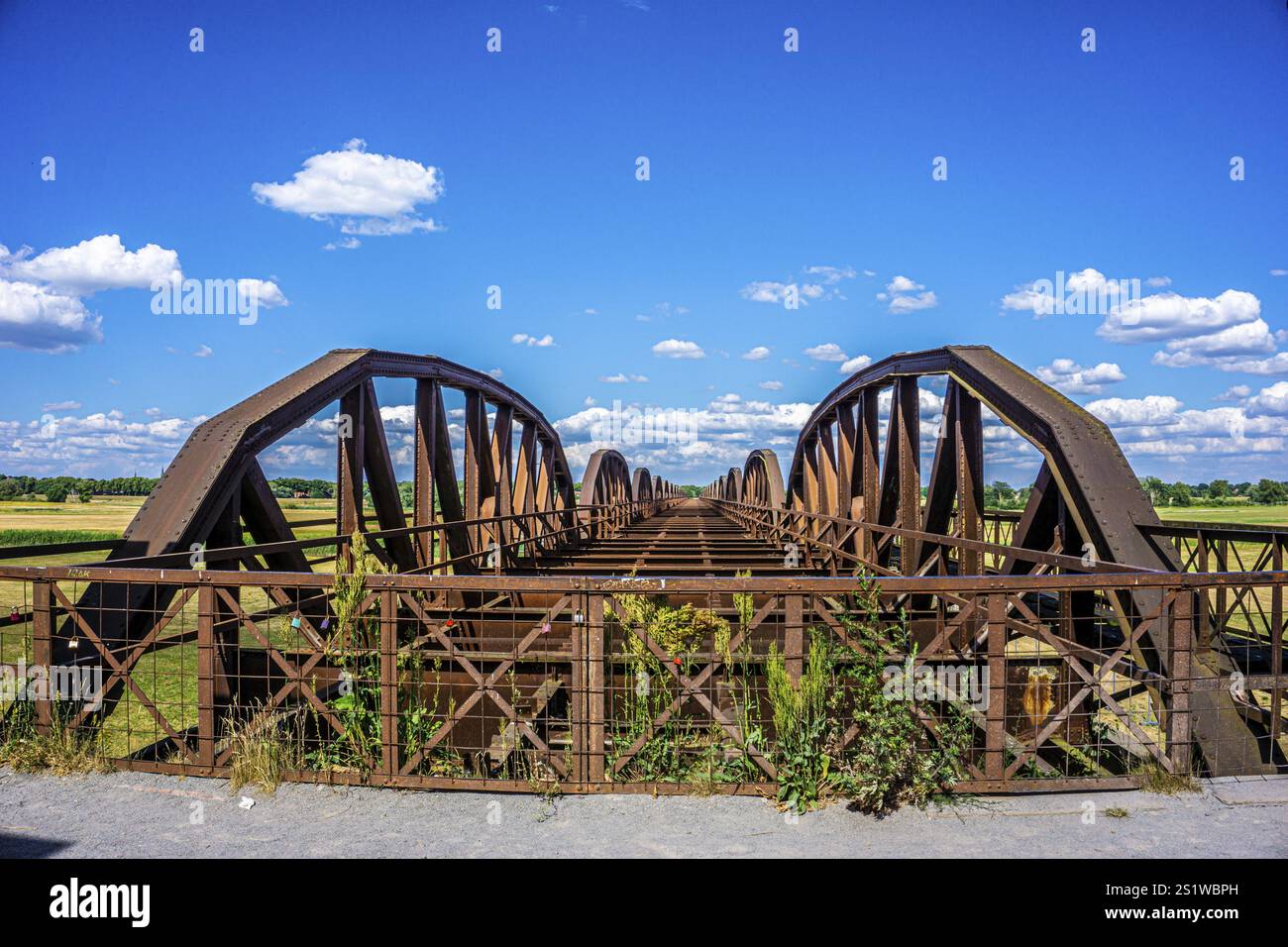 Historische Eisenbahnbrücke in Doemitz, die an der Elbe endet und als Denkmal für Krieg und Teilung in Deutschland steht. Historische Eisenbahnbrücke in Doemitz Stockfoto