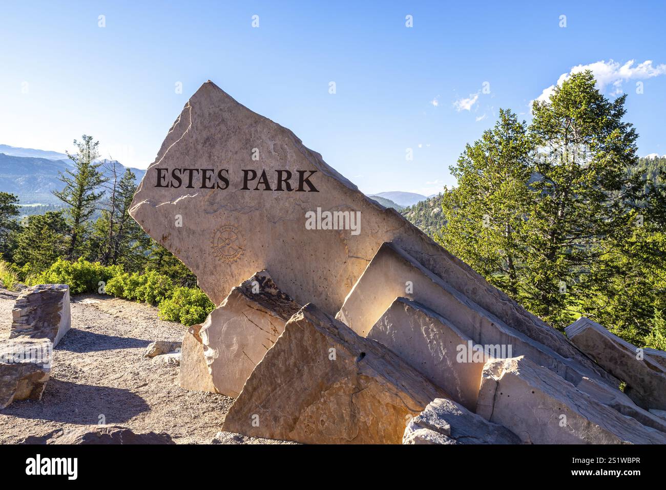 Rocky Mountains Estes Park Eingangsschild, ein beliebtes Urlaubsziel. Das Zeichen des Estes Park in den Rocky Mountains im Sommer. Ein berühmter Ort für Stockfoto