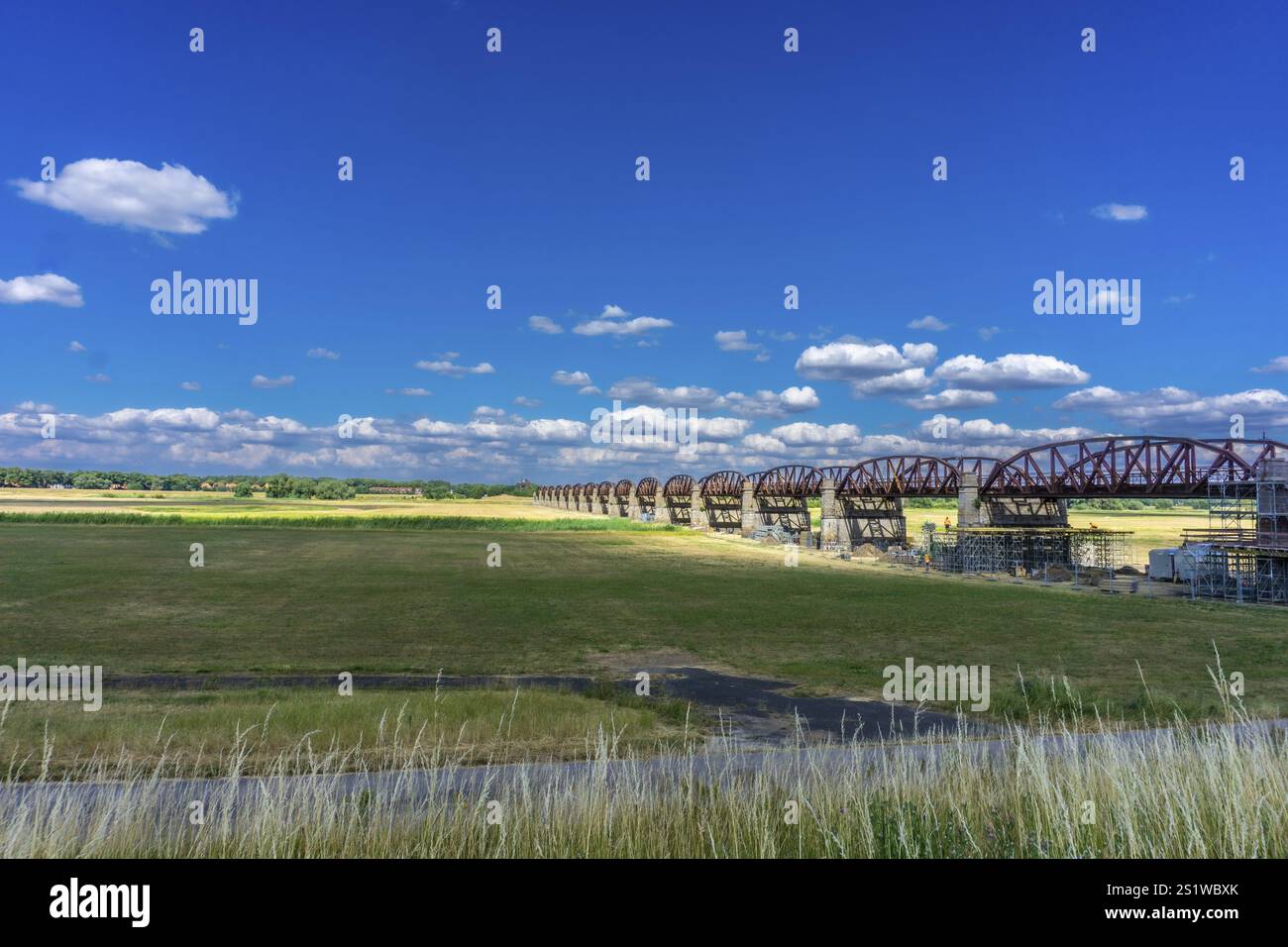 Historische Eisenbahnbrücke in Doemitz, die an der Elbe endet und als Denkmal für Krieg und Teilung in Deutschland steht. Historische Eisenbahnbrücke in Doemitz Stockfoto