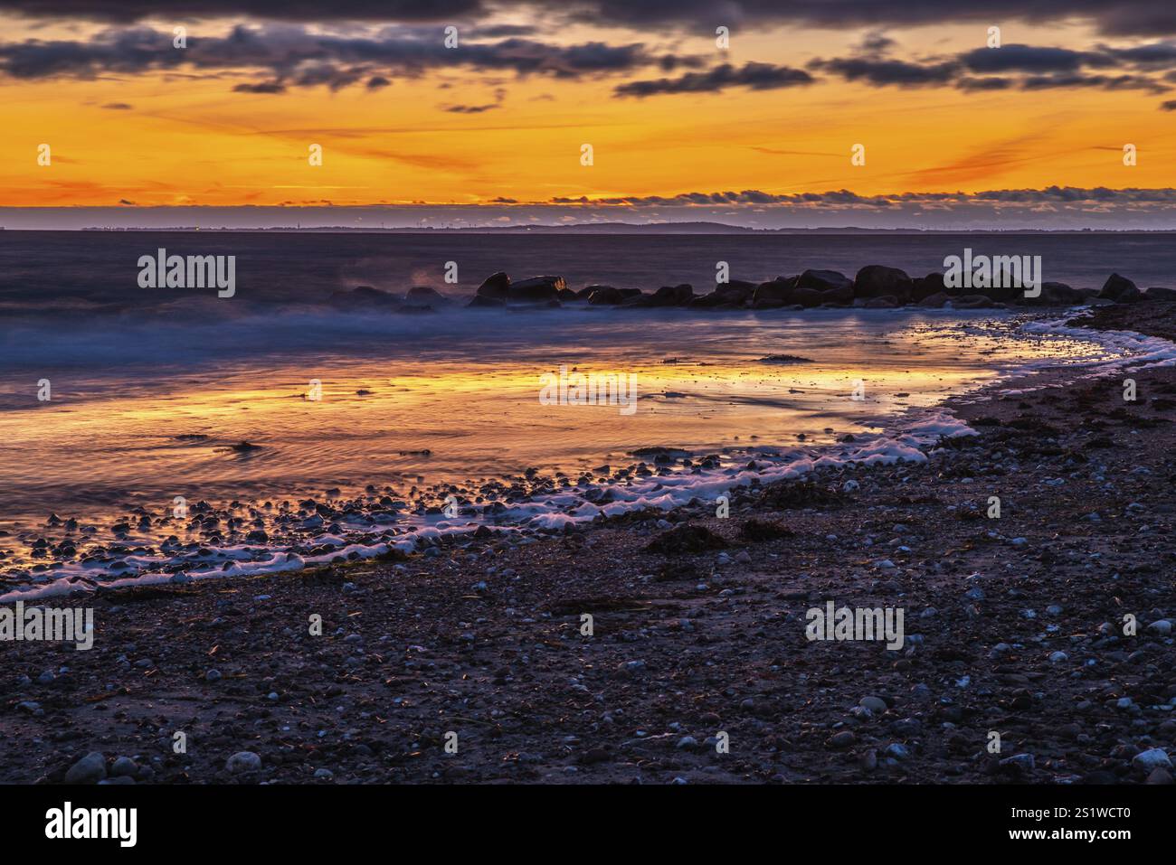 Sonnenaufgang an der Ostsee bei Sonnenaufgang mit farbenfrohem Himmel und langer Exposition. Wunderschöne Landschaft an der Ostsee bei Sonnenaufgang Stockfoto