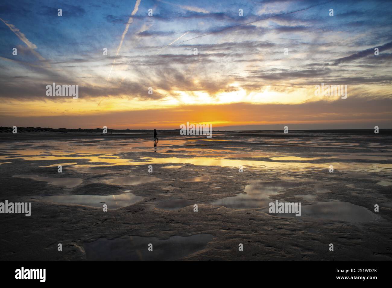 Dramatischer Sonnenuntergang am Meer auf der Insel Borkum Stockfoto