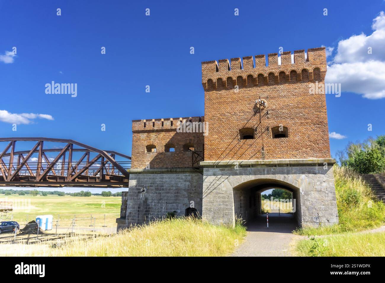 Historische Eisenbahnbrücke bei Doemitz, die an der Elbe endet und als Denkmal für Krieg und Teilung in Deutschland steht. C in Deutschland. Es ist eine Gedenkstätte für Stockfoto