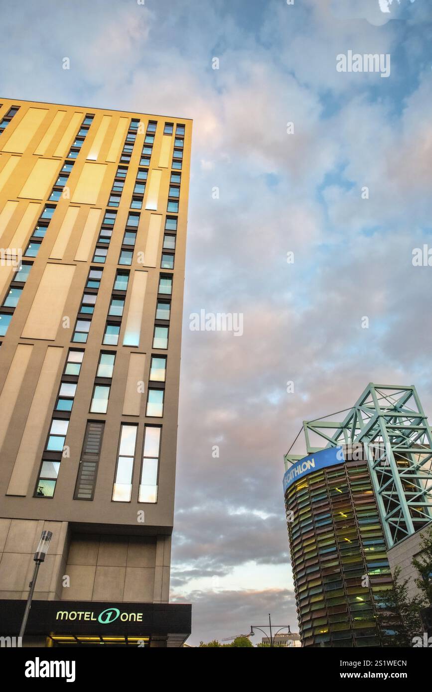 In Berlin ist die Fassade eines Wolkenkratzers in der Abendsonne zu sehen. Moderner Wolkenkratzer in Berlin bei Abendsonne Stockfoto