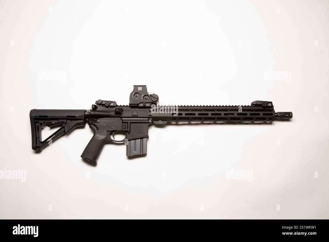 Smith und Wesson M&P 15 Sport III AR Style Gewehr mit Eotech Visier Stockfoto