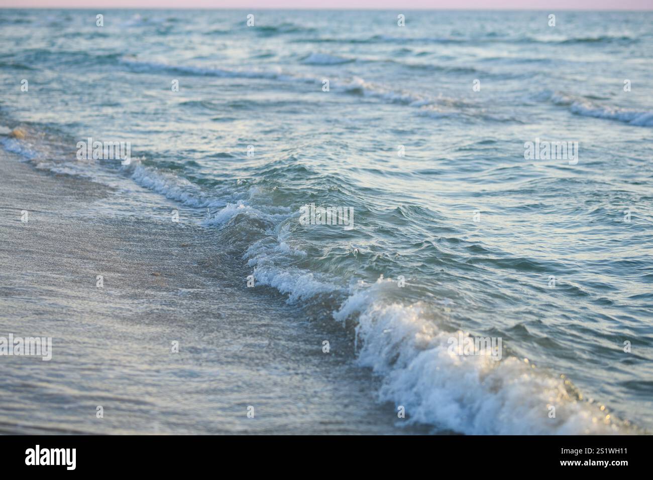 Strand am Meer. Wellen platzen im Hintergrund. Meereswellen. Meereswelle. Meereslandschaft und Sommerstrand. Stockfoto