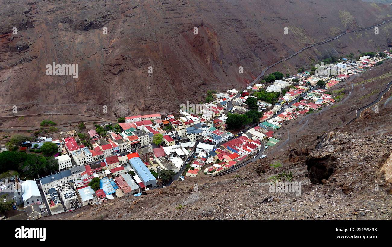Jamestown, Saint Helena: Ein historisches Juwel, eingebettet in steile Talmauern und pulsierende Architektur Stockfoto