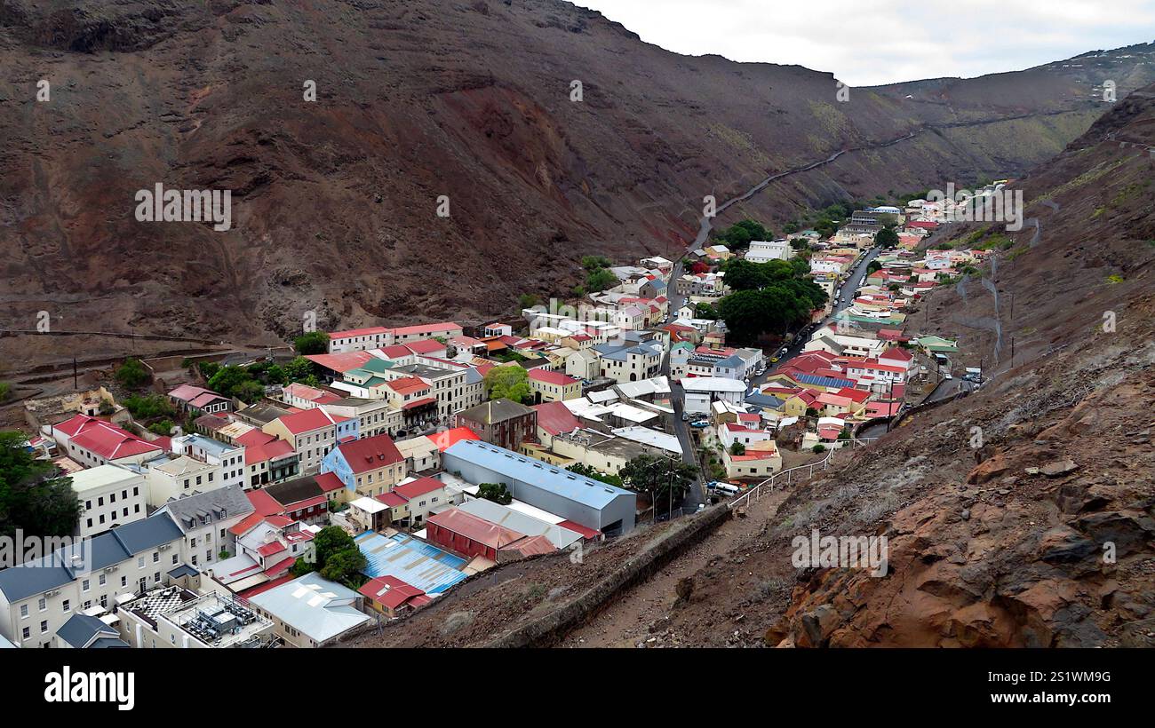Jamestown, Saint Helena, liegt eingebettet zwischen steilen Talmauern und bietet lebendige und farbenfrohe Architektur. Diese charmante Stadt, durchdrungen von Geschichte, Stockfoto
