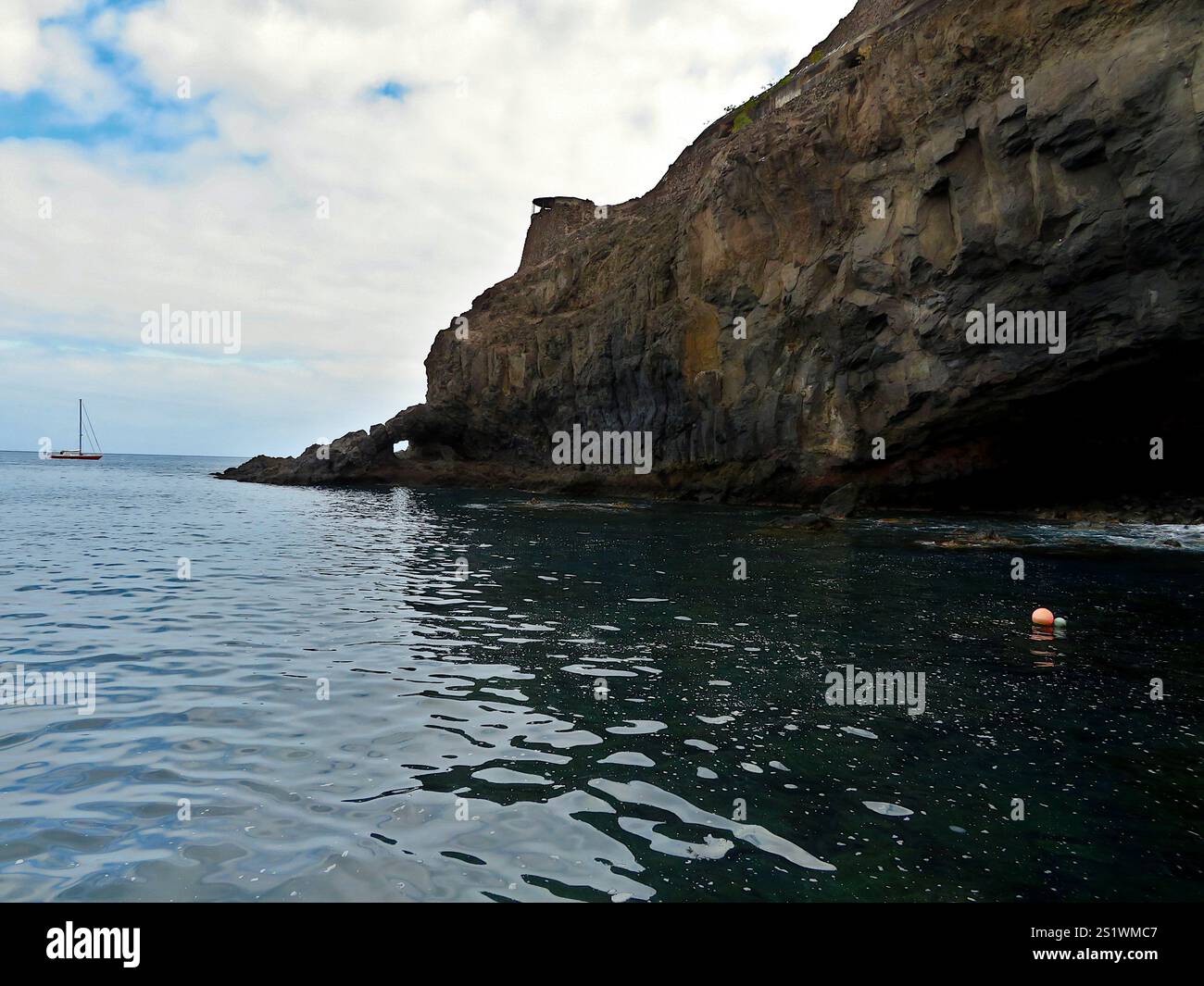 Die Küste von Saint Helena mit klarem türkisfarbenem Wasser und zerklüfteten Felsformationen. Eine friedliche Aussicht, die die unberührte Küste der Insel erfasst. Stockfoto