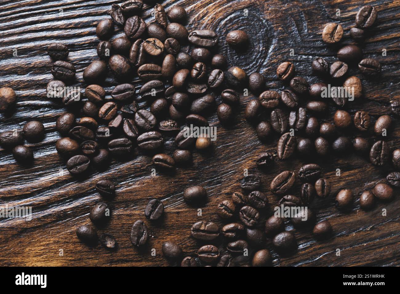 Kaffeebohnen auf dunklem hölzernem Hintergrund Stockfoto