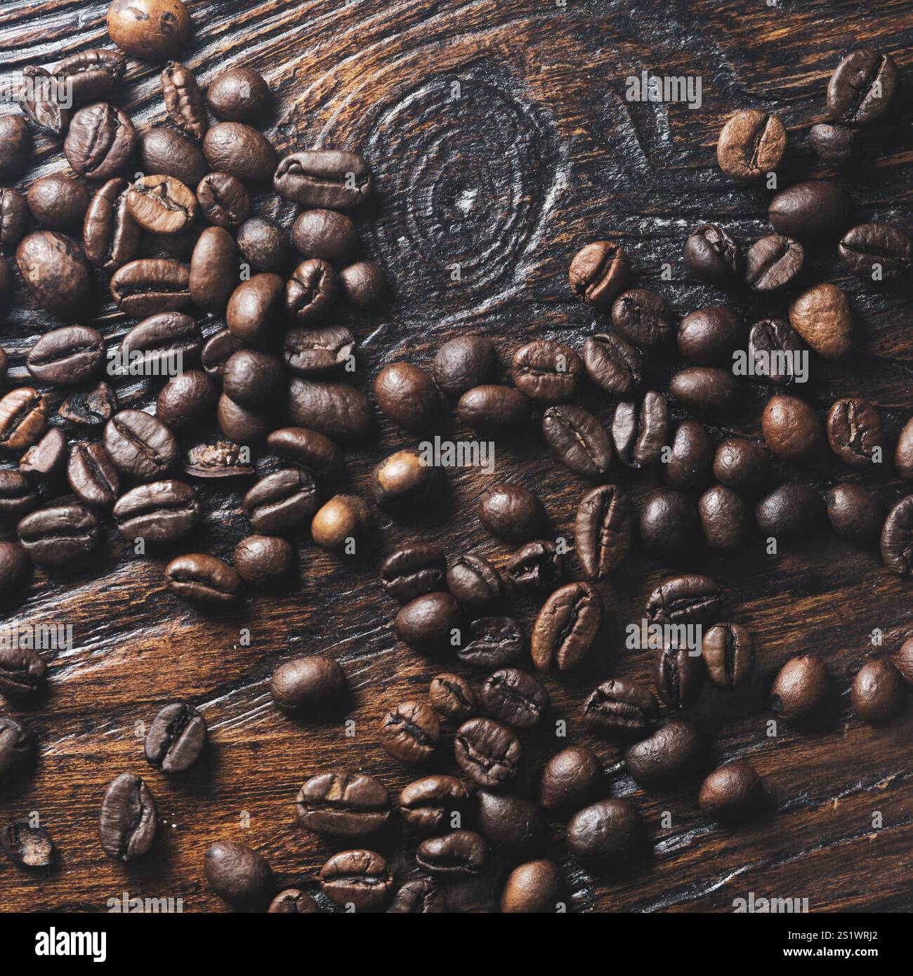 Kaffeebohnen auf dunklem hölzernem Hintergrund Stockfoto