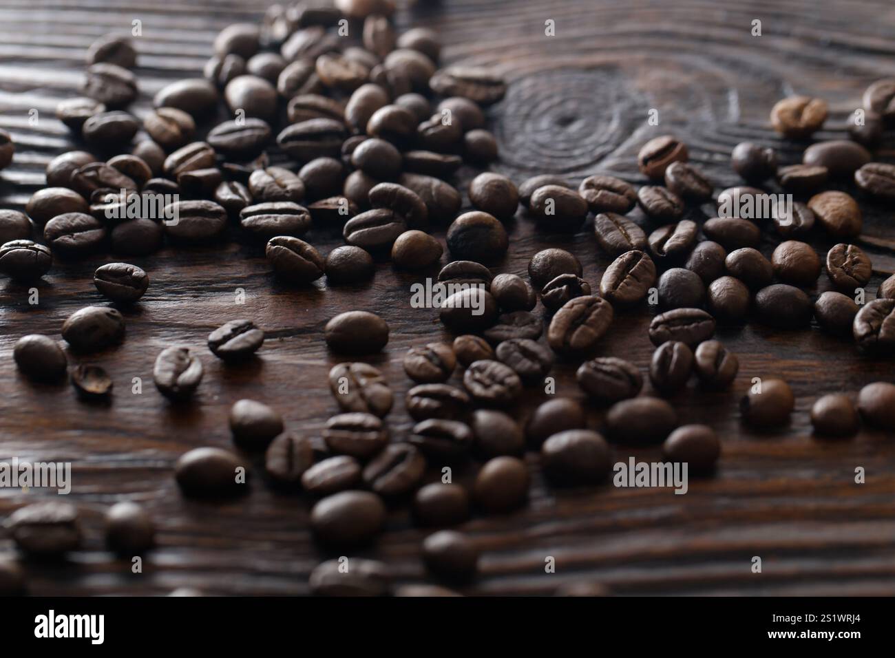 Kaffeebohnen auf dunklem hölzernem Hintergrund Stockfoto