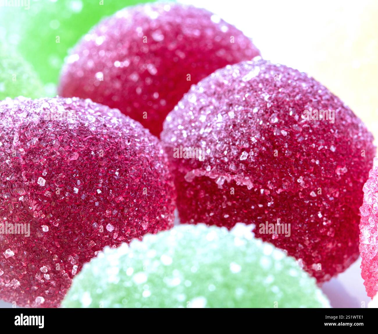 Bunte Marmeladenkugeln auf weißem Hintergrund, Nahaufnahme Stockfoto