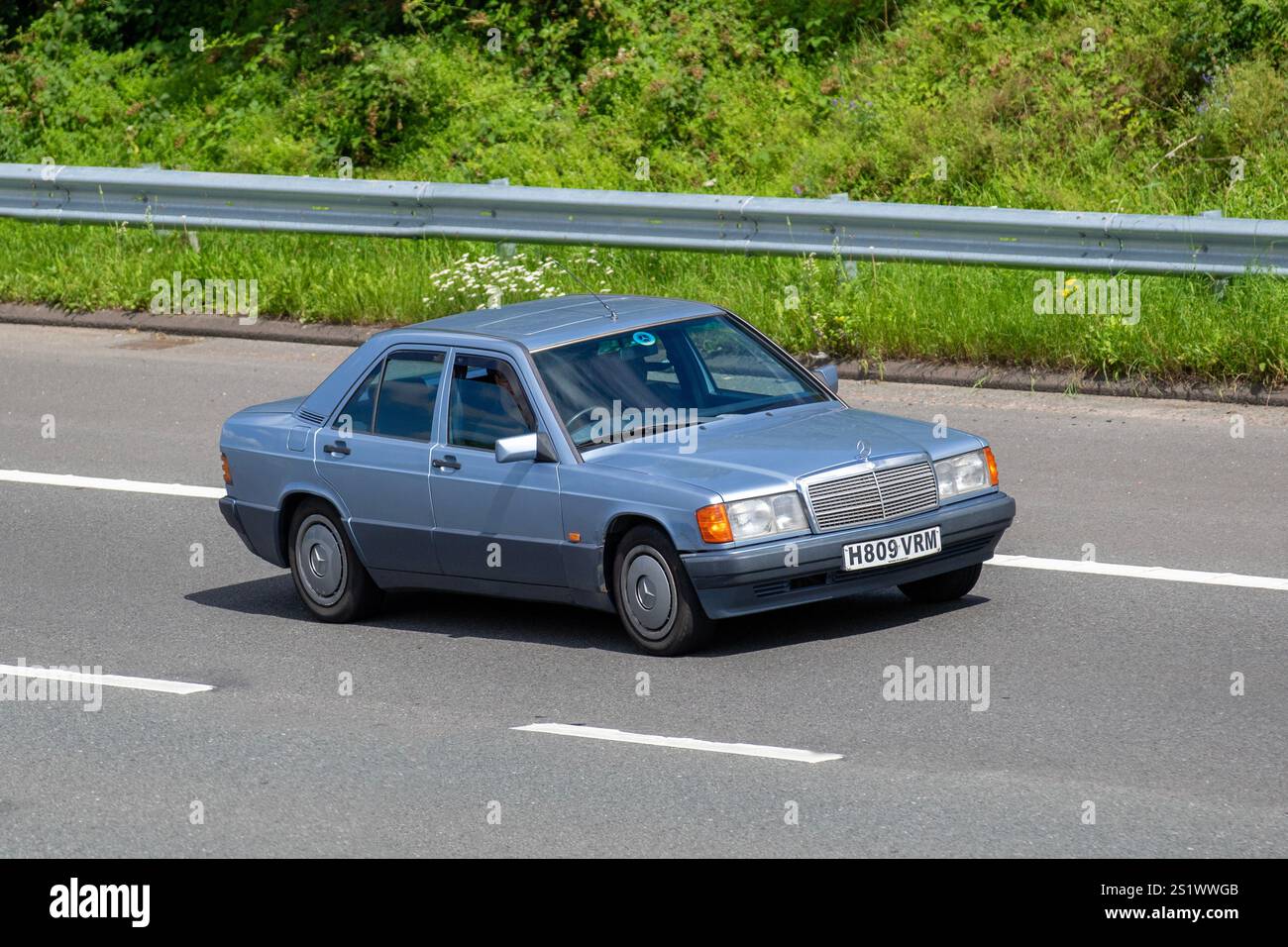 1991 90er Jahre Blauer Mercedes Benz 190D Diesel 190D Limousine Diesel 2497 ccm auf der Autobahn M6 UK Stockfoto