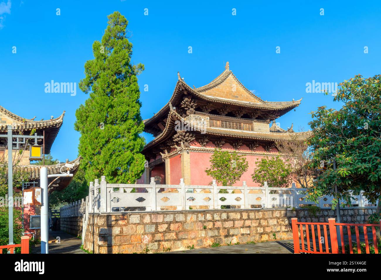 Alte Gebäude am Ufer des Yilóng-Sees im Shiping County, Yunnan, China. Stockfoto