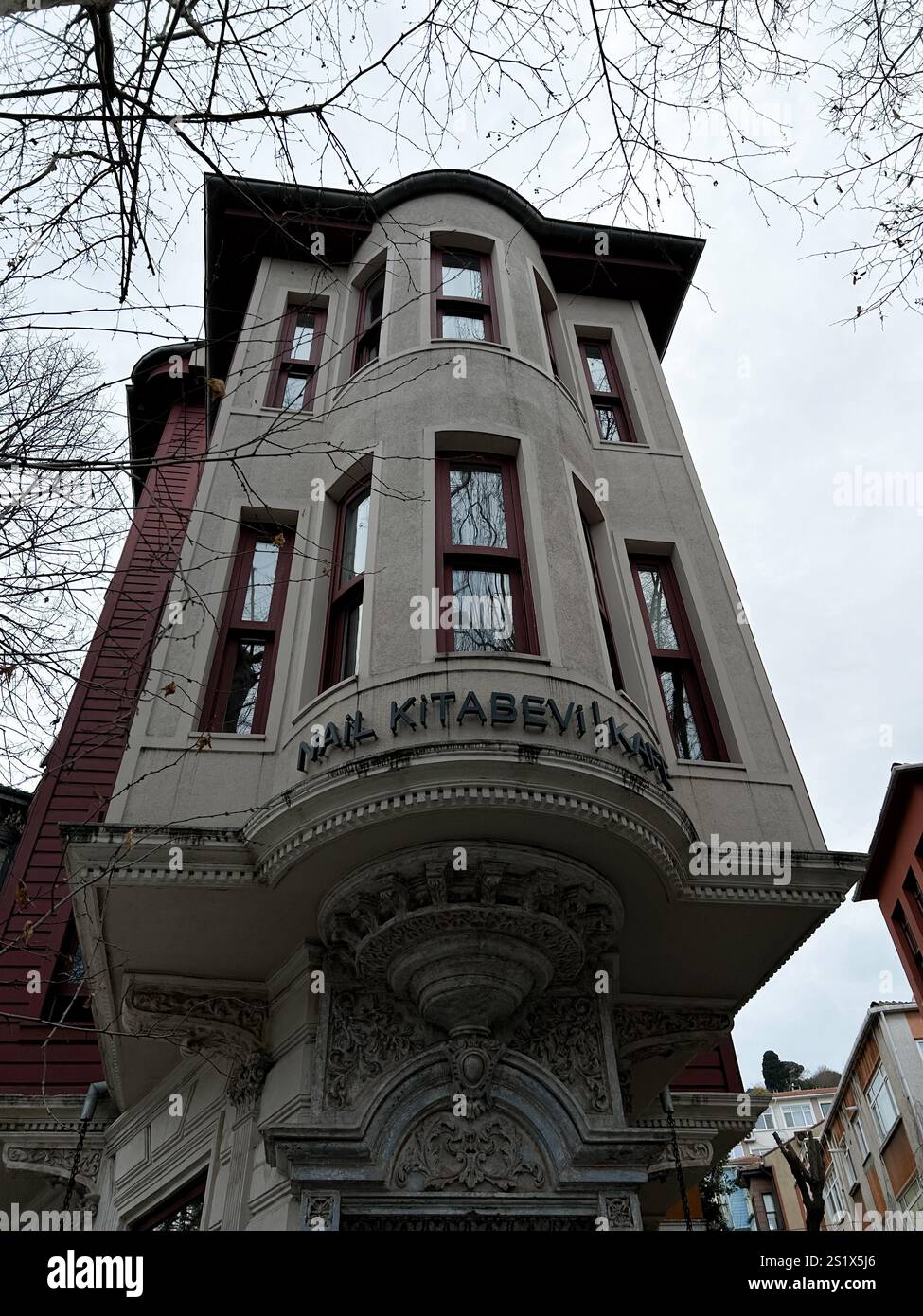 Dieses Foto zeigt die elegante Fassade eines historischen Gebäudes in Istanbul im Frühling. Die komplexen architektonischen Details des Gebäudes, wie z. B. Ornat Stockfoto