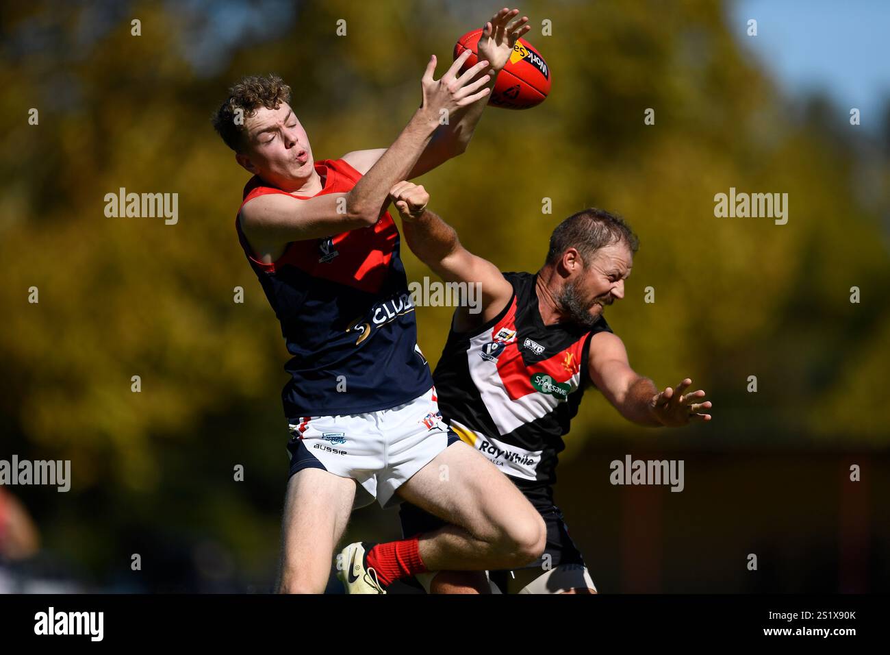 Ein Spieler von Shepparton United springt in die Luft, um den Fußball während eines Australian Rules Football-Spiels im Goulburn Valley, Victoria, zu fangen Stockfoto